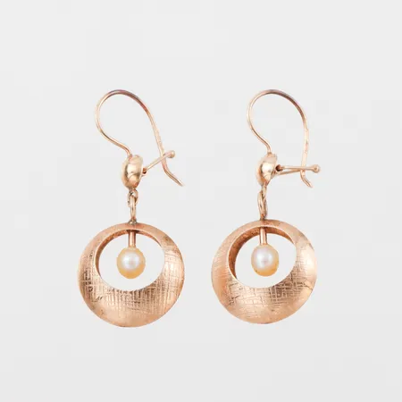 Örhängen 14k paret med pärlor,totalhöjd ca 33 mm.  Vikt: 2,6 g