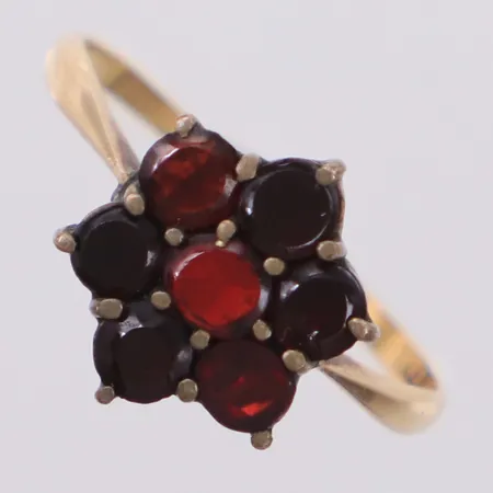 Ring med granater, stl 16, bredd 1,1-10,9mm, fattning i silver, 18K  Vikt: 1,5 g