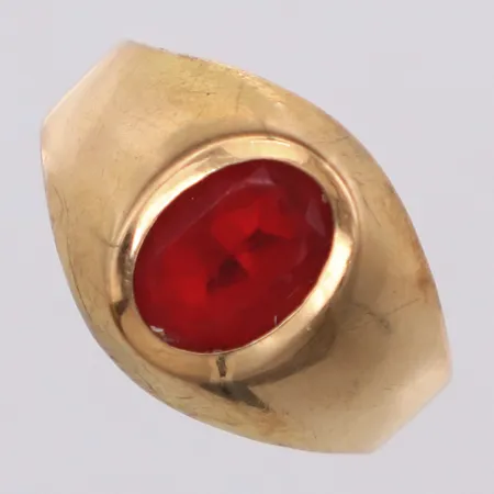 Ring med röd sten, stl 14¾, bredd 3,2-11mm, 18K Vikt: 2 g