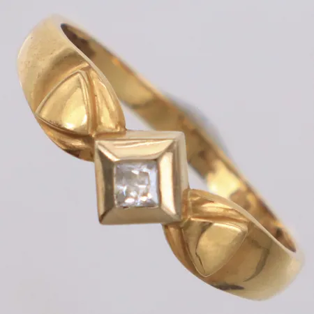 Ring med vit sten, stl 19, bredd 2-7mm, 18K Vikt: 2 g