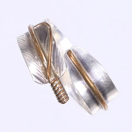 Ring tvåfärgad fjäder ställbar bucklig silver 925/1000 Vikt: 2,4 g