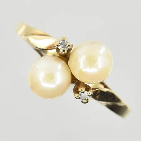 Ring med 2 odlade pärlor Ø5 mm och vita stenar, stl 16½, bredd 2-10 mm, 10K. Vikt: 2,3 g