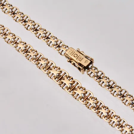 Collier i 18K guld, 43,5cm, X-länk med stav, bredd 5,2-6,4mm, tillverkad av Stockholms Stads Arbetsvårdsbyrå, år 1972, vikt 14,96g.