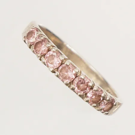 Ring med rosa stenar, stl 17¾, bredd 2,7-3,3mm, silver 925/1000 Vikt: 2,7 g