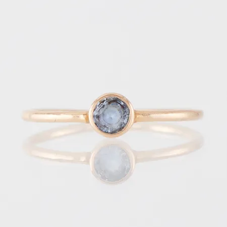 Ring 18k med safir,storlek 17 mm,bredd 1.1-4.5 mm. Vikt: 1,3 g