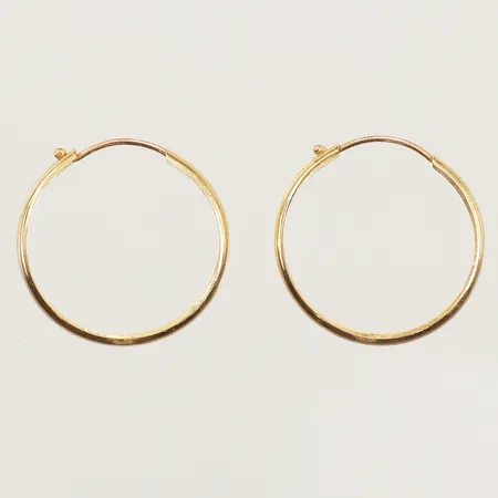 Ett par örhängen, Ø 17mm, bredd 2,3mm, något vinda, 18K Vikt: 0,8 g