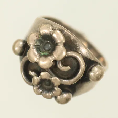 Ring med blommor, stl 16½, bredd 5-14mm, silver 830/1000, 5,2g Vikt: 5,2 g