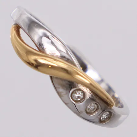 Ring med diamanter 3xca0,01ct, stl 17¼, bredd 1,7-5,4mm, tvåfärgad, 18K  Vikt: 2,5 g