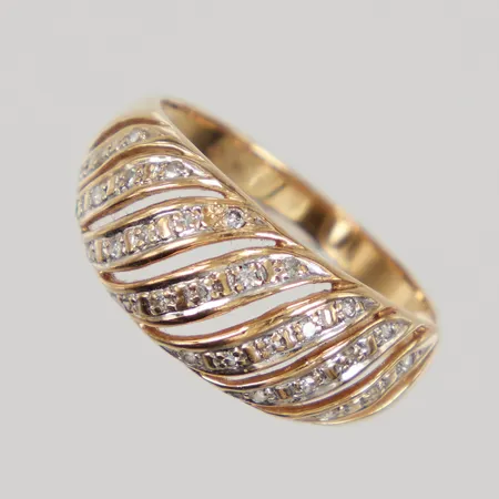 Ring med diamanter ca 29x0,005ct, stl 16¾, bredd 2,3-8,6mm, 18K,  Vikt: 2,8 g