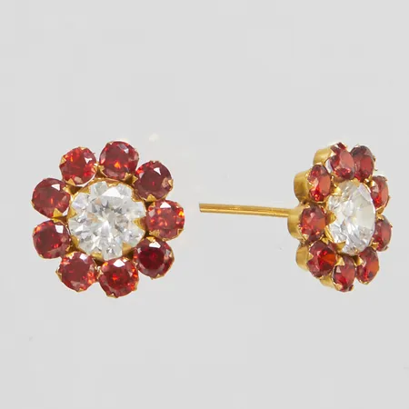 Ett par örhängen blommor med stenar, Ø15mm, skeva, buckliga, saknar snurrebussar, 21K, bruttovikt: 4,7g.