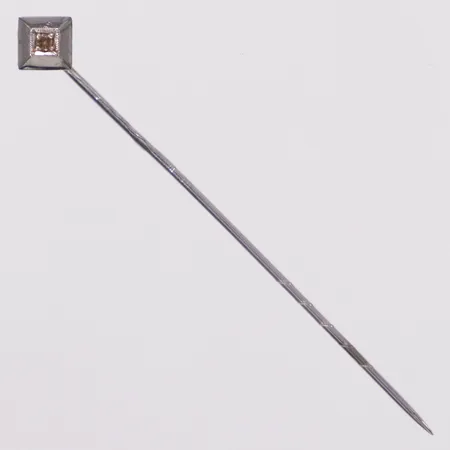 Slipsnål med grå sten, längd 50mm, bredd 6,4mm, vitguld, 18K Vikt: 1,1 g