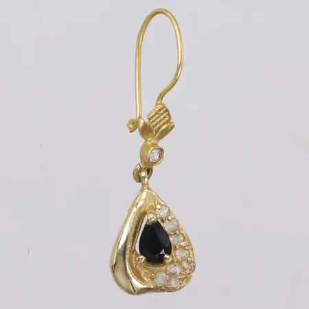 Örhänge med svart och vita stenar, längd 37,5mm, bredd 10,9mm, udda, 14K Vikt: 1,7 g