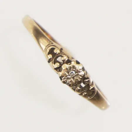 Ring med diamant ca 0,005ct, stl 17½, bredd 1,2-4mm, 9K  Vikt: 1,1 g
