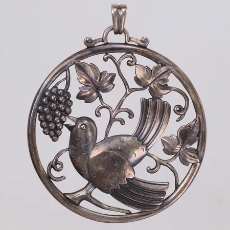 Hänge, Ø53mm, genombruten dekor, 830/1000 silver  Vikt: 16,9 g