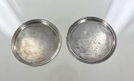 2 Underlägg, diam 8 cm, buckla på ena , Silver Vikt: 60,3 g