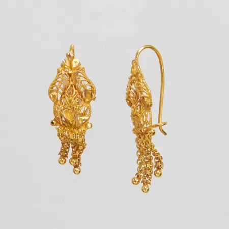 Ett par örhängen med filigranarbete, längd ca 34mm, bredd 11mm, 21K Vikt: 4,3 g