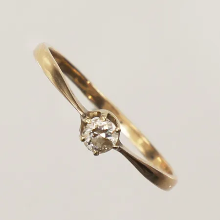Ring med diamant ca 0,16ct, stl 16¾,, bredd 1,3-3,8mm, missfärgad skena, 14K  Vikt: 1 g