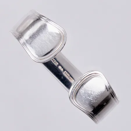 Servettring Markströms Guldsmeds Ab K G år 1986 inner Ø ca 47mm bredd: ca 9-16mm, 830/1000 silver Vikt: 19,1 g