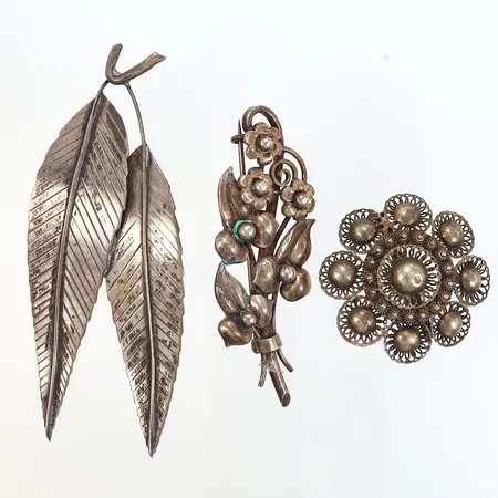 Tre broscher i olika utföranden längsta 85mm, silver 830/1000 Vikt: 26,9 g