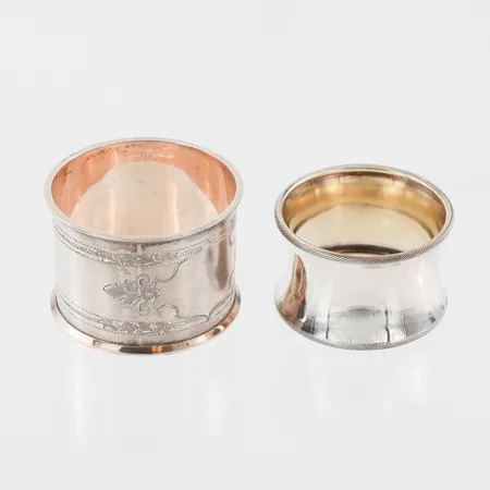 Servettringar 2 st olika Silver,diameter ca 46-49 mm. Vikt: 29,6 g