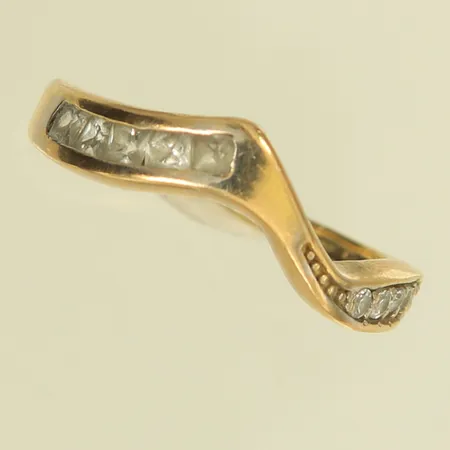 Ring med vita stenar stl 16¼, bredd 1-4mm, sliten, 18K, 2,4g Vikt: 2,4 g