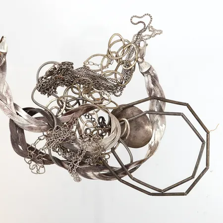 Nio collier/kedjor i olika utföranden samt storlekar, silver 925/1000 Vikt: 81,5 g