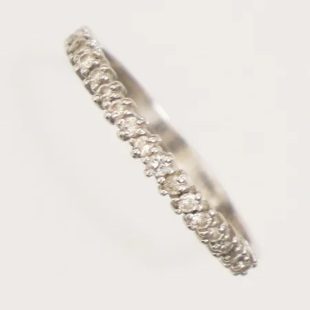 Ring med diamanter ca 18 x 0,01ct, vitguld, stl 17¾, bredd 2,3mm, 18K Vikt: 1,8 g