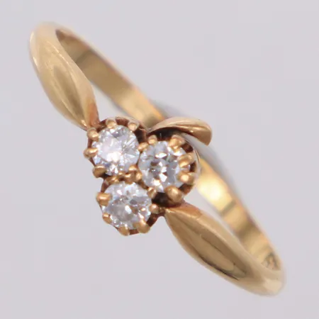 Ring med diamanter 3xca0,05ct, stl 16¼, bredd 1,3-5,5mm, defekt i fattning, 14K  Vikt: 1,3 g