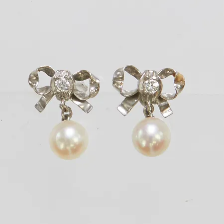 Ett par örhängen med odlade saltvattenpärlor samt diamanter 2 x ca 0,05ct, ca 14x10mm, vitguld, saknar snurrebuss, 18K, bruttovikt: 2,4g Vikt: 0 g