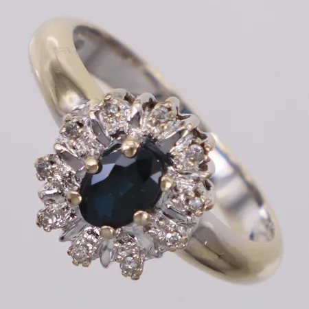 Ring med safir och diamanter 10xca0,005ct åttkantslipade, stl 17¾, bredd 2,5-11,6mm, GHA, vitguld, 18K  Vikt: 4,6 g