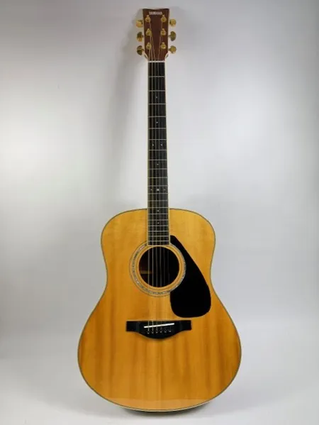 Akustisk gitarr Yamaha LL6, serienr HIM180191, stålsträngad, bruksskick, mjukt fodral, made in China. Skickas med postpaket.