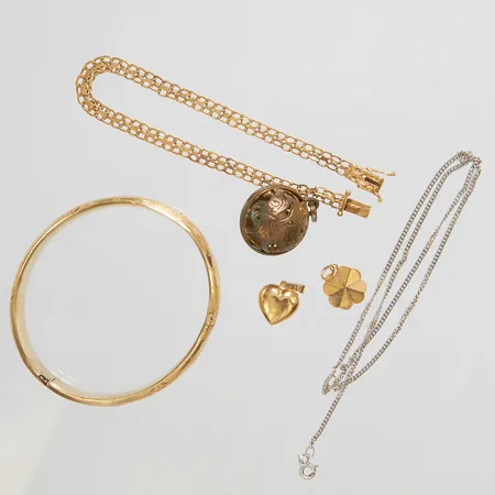 Diverse guld, skadade, defekta, berlock i metall, 18K, bruttovikt: 30,8g.