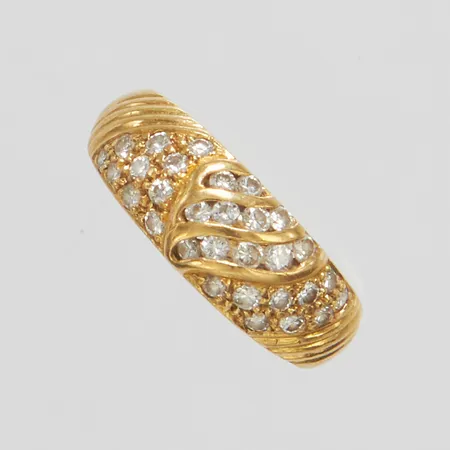 Ring med diamanter 30 x ca 0,01-0,02ct, stl15, bredd 2-6,5mm, 18K Vikt: 3,5 g