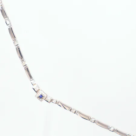 Collier vitguld längd 23cm, bredd 5,1mm-9,8mm, liten blå sten, små vita stenar, 14K Vikt: 25,8 g