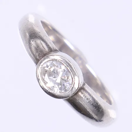 Ring med vit sten stl 17 bredd 5-7mm silver 925/1000 Vikt: 6,7 g