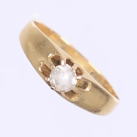 Ring med vit sten tillv. Ceson stl 17¼ bredd 3-6mm, ojämn skena, 18K  Vikt: 2,5 g