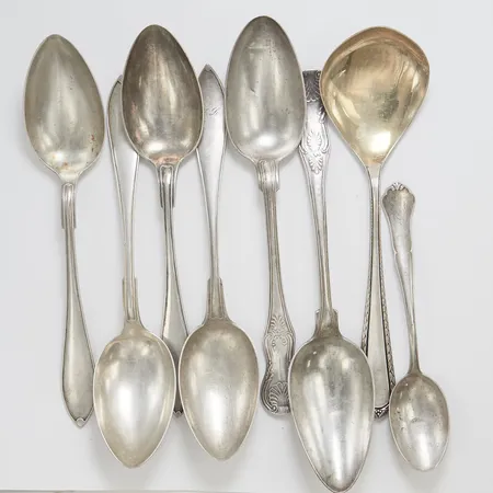 Åtta skedar, längd ca 16-23cm, olika modeller, gravyrer, 830/1000 silver Vikt: 444,4 g