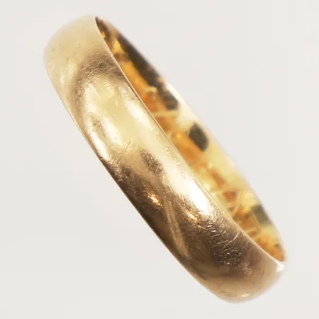 Ring slät, stl 20, bredd 4,5mm, gravyr, 18K  Vikt: 3,7 g