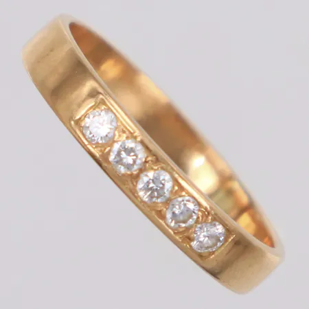 Ring med diamanter 5xca 0,04ct, stl 18, bredd 3mm, 18K Vikt: 2,9 g