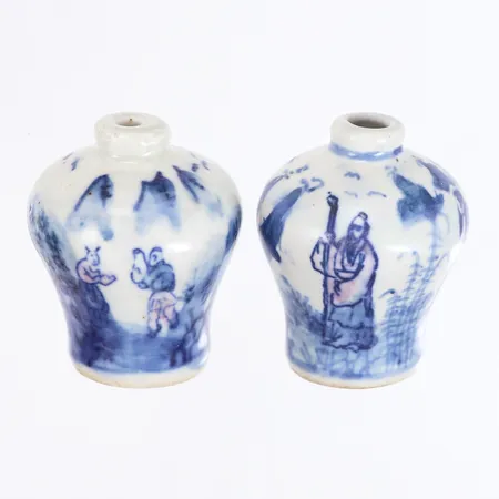 Två miniatyrvaser porslin Kina 1900-tal, karaktärsmärkta, höjd: ca 5cm