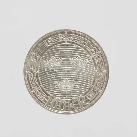 Mynt 100kr Sveriges Riksdag Helgeandsholmen, Ø 32mm, repig, 925/1000 silver Vikt: 16,1 g