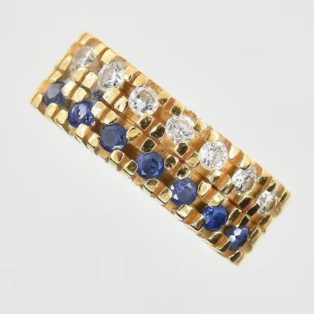 Ring med vita och blå stenar, stl 16½, bredd 4-6 mm, 18K. Vikt: 4,9 g