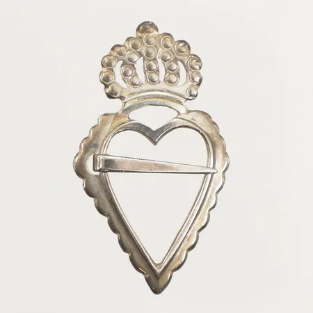 Dräktsmycke, längd 38,5mm, bredd 22mm, Alteberg år 1984, 925/1000 silver  Vikt: 2,8 g