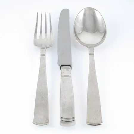 Rosenholm i silver (830/1000): 13 bordsskedar (182 mm), 12 bordsgafflar (178 mm), 12 bordsknivar med rostfria blad (197 mm). Total bruttovikt 1690g (varav knivarna med rostfria blad som väger 694g). Samtliga från GAB. Bruksskick. Skickas med postpaket.