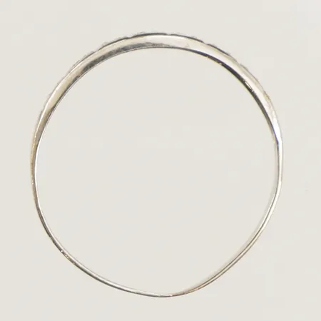 Ring med stenar, stl 17¾, bredd 1,6-3,6mm, stenar saknas, skev, vitguld, 14K  Vikt: 0,8 g