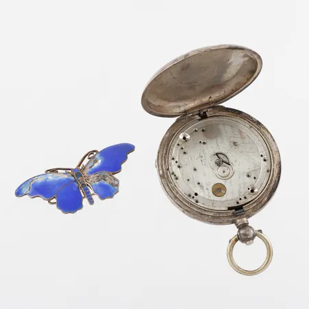 Delar av Rysk savonett silver,diameter ca 50 mm + defekt brosch silver. Vikt: 0 g