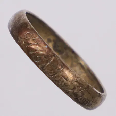Ring, stl 16, bredd 3,4mm, gravyr, skev, silver 830/1000 Vikt: 1,5 g