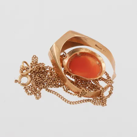 Trasigt guld 18k,camé. Vikt: 6,3 g