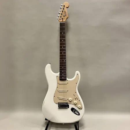 Elgitarr, Hellstone, vitlackerad, repor samt stötskador, blå fläckar, saknar baklucka, gitarr strängad i omvänd ordning, mjukt fodral, Skickas med Bussgods eller PostNord