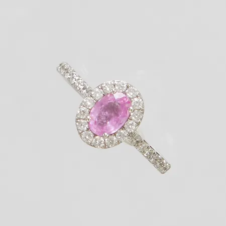 Ring med rosa safir samt diamanter 0,32ctv enligt gravyr, stl16¼, bredd 1,5-9mm, vitguld, 18K Vikt: 2,1 g